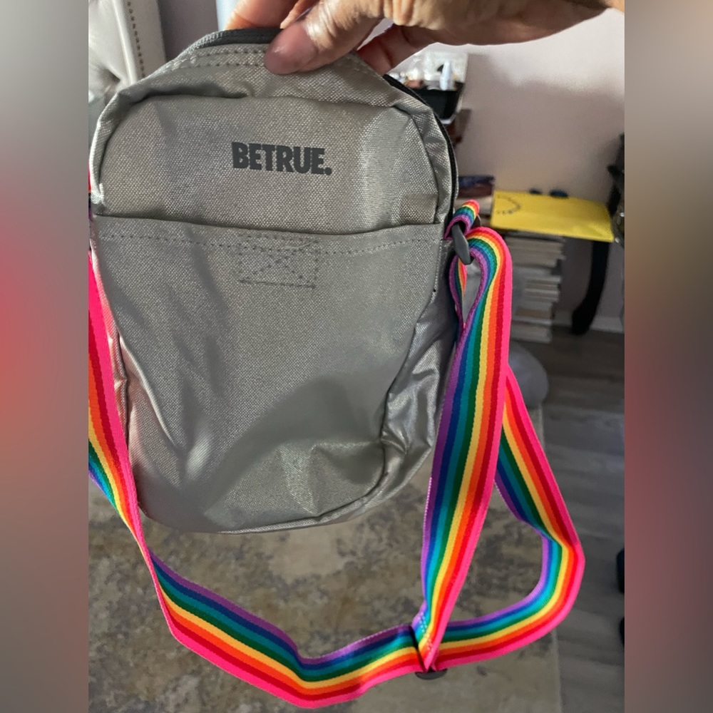 Be true crossbody. Used only once. Excellent condition.